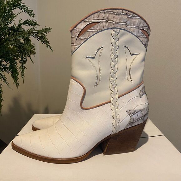 NIB Dolce Vita Loral Boots - Picture 1 of 7